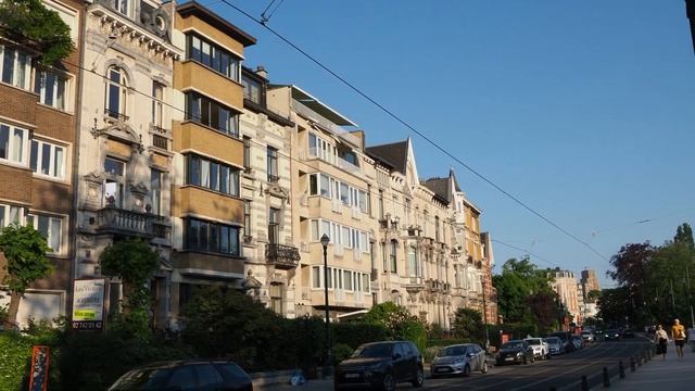A lovely walk and the beautiful facades of the houses around Place Flagey. Brussels смотреть онлайн