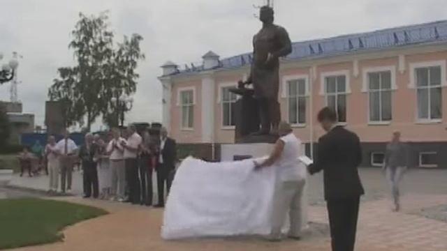 В Кузнецке открыли памятник кузнецу смотреть онлайн