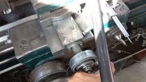 Приспособление для долбления шпон паза на токарном станке.