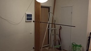 Монтаж перегородки из реек, зонирование пространства, лофт декор квартиры, крепления из труб.