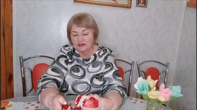 НУЖНО ЖЕВАТЬ И ПРОГЛАТЫВАТЬ! А Я ВСЮ ЖИЗНЬ ВЫПЛЕВЫВАЛА! КАК ПРАВИЛЬНО ЧИСТИТЬ И СЪЕДАТЬ ГРАНАТ!