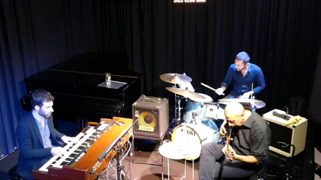 Pat Plays Pat - Patarino Maurizio Trio смотреть онлайн