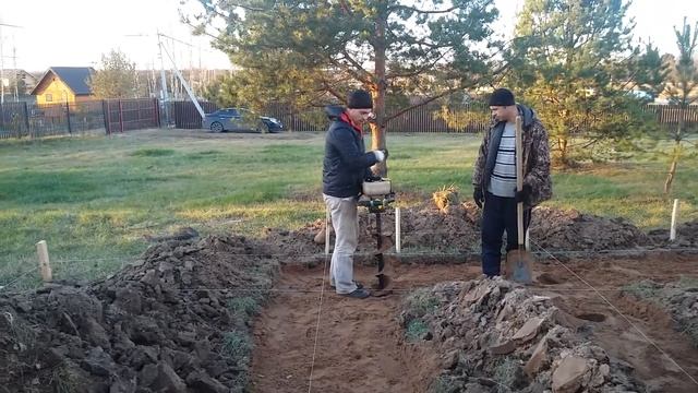 Бурение лунок под сваю ручным бензобуром смотреть онлайн