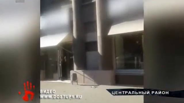 Со старинного дома в центре Челябинска осыпается штукатурка на головы прохожих смотреть онлайн