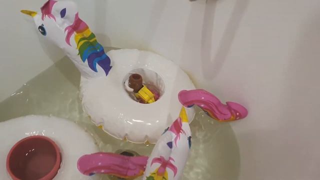 Куклы лол и Надувные единороги. купаемся в ванне играем в воде rainbow lol dolls смотреть онлайн
