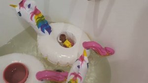 Куклы лол и Надувные единороги. купаемся в ванне играем в воде rainbow lol dolls