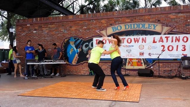 Ritmo y Sabor performing Salsa at the 2013 Gainesville Downtown Latino Festival смотреть онлайн