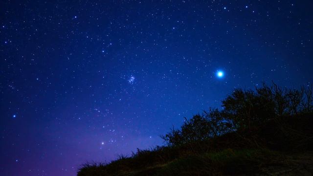 Таймлапс звёздного неба на Куршской косе Калининграда. Сам Кант наблюдал за этими созвездиями в 174 смотреть онлайн
