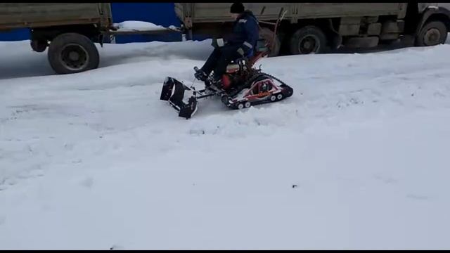 Расчистка снега отвалом на мотобуксировщике с гусеницами Крутец смотреть онлайн