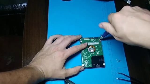 HDD что внутри и можно ли запустить без крышки? Разбираем сломанный жесткий диск смотреть онлайн