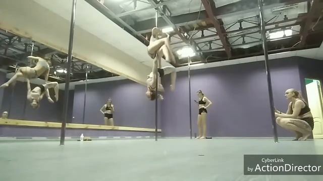 Катя Fox и её девочки делают парные трюки смотреть онлайн