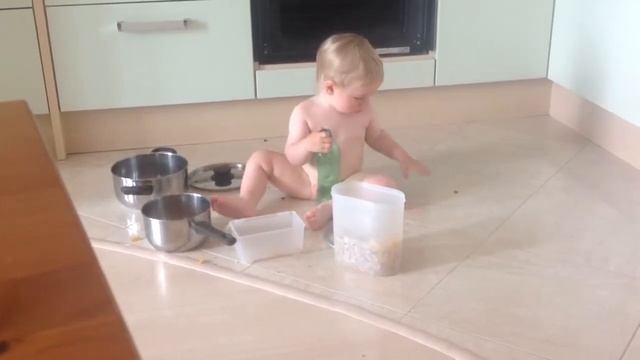 Вова играет с кастрюлями и крупами