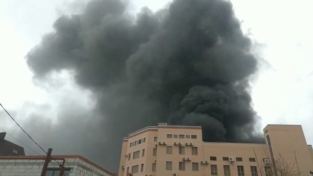 В Ростове-на-Дону горит здание Пограничной службы ФСБ смотреть онлайн