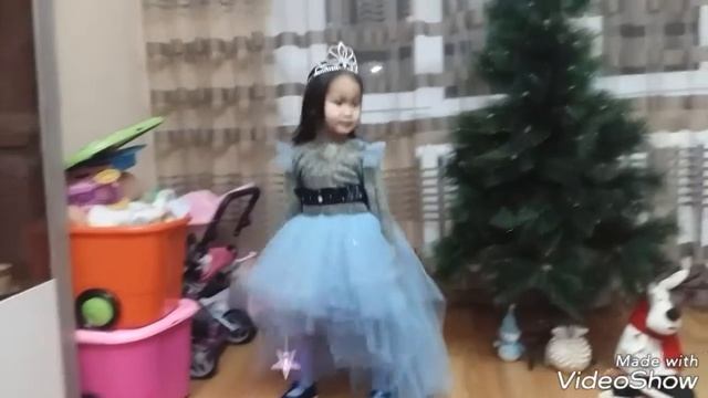 Амира наряжает ёлку и меняет наряды с помощью волшебной палочки! смотреть онлайн