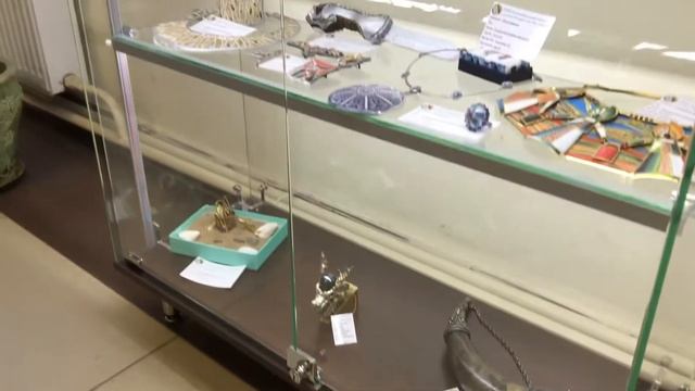 Стеклянные витрины для выставки изделий ручной работы. АМУР МЕБЕЛЬ СПБ. смотреть онлайн