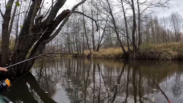 Атмосферная РЫБАЛКА с ЛОДКИ на МАЛОЙ РЕКЕ | Ловля ДИКОЙ ЩУКИ вдали от города | Спиннинг осенью 2022 смотреть онлайн