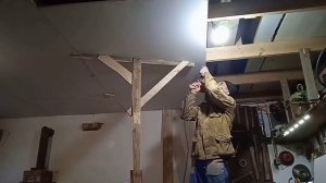 как одному поднять и зафиксировать гипсокартон на потолок.