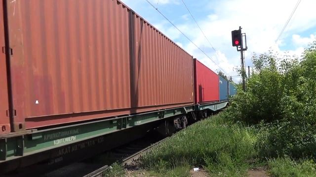 "Зелёный динозавр" ВЛ10У-345 с контейнерным поездом. смотреть онлайн