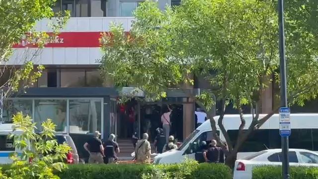 Начался штурм здания банка в Астане, где удерживают заложников. Люди выбегают из отделения, их уво смотреть онлайн