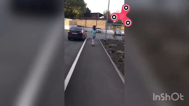 Делаем трюки на самокате и на качелях!!!!!