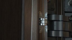 Регулировка скрытых петель при провисании и затирании двери.