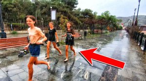 Отдыхающие бегут с пляжей Крыма