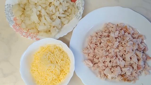 Слоеный салат с копченой курицей и грибами. смотреть онлайн