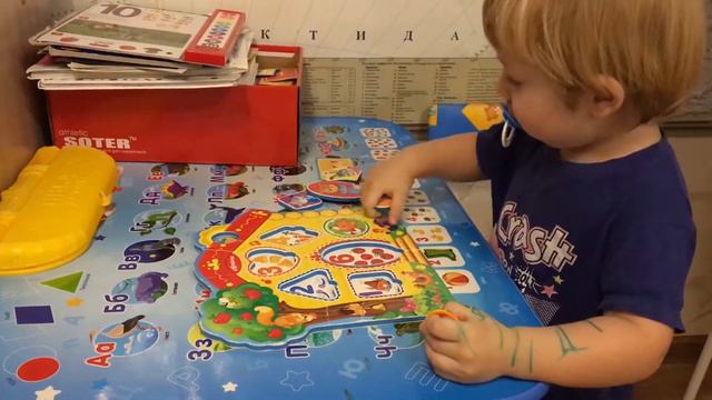 Как малыш Ян утром собирает пазл. How baby Yan collects a puzzle in the morning. смотреть онлайн