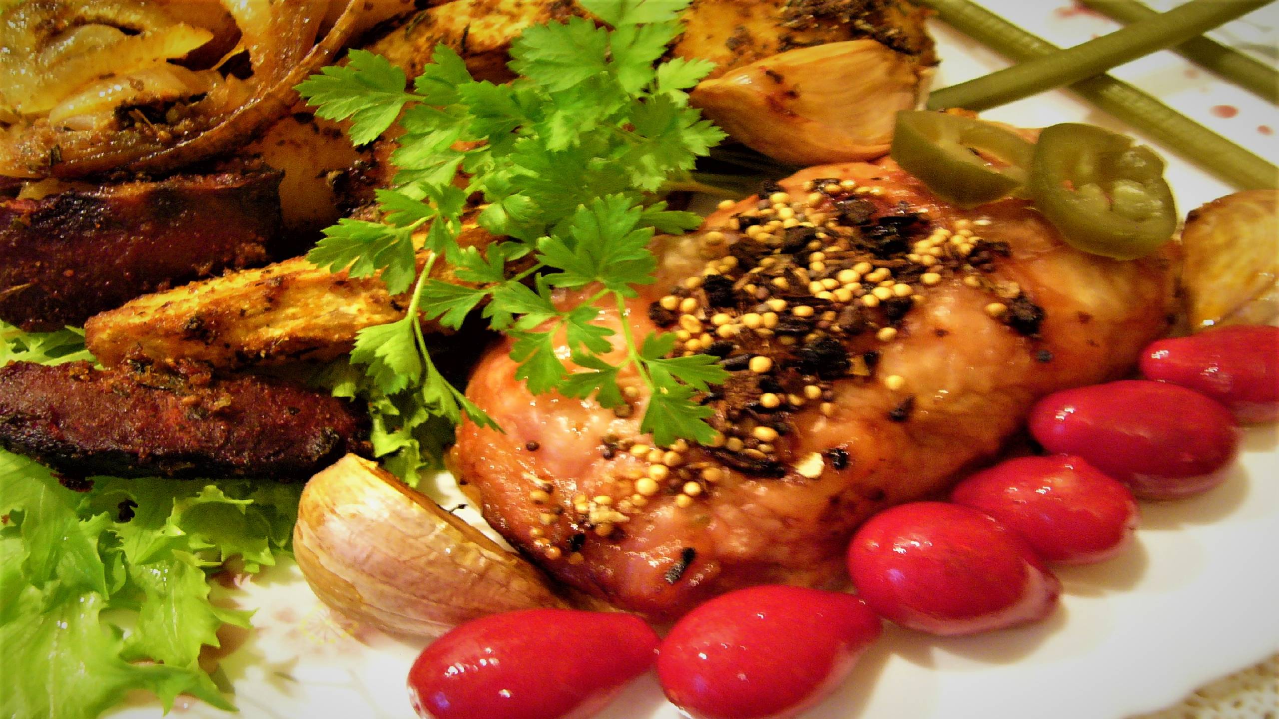 Запеченная картошечка с корнем сельдерея, с чесноком и свеклой на луковой подушке. смотреть онлайн