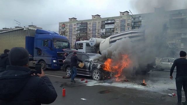 Пожар на Братиславской, Горит авто, Бетономешалка (Водитель молодец) вовремя с реагировал!!! смотреть онлайн
