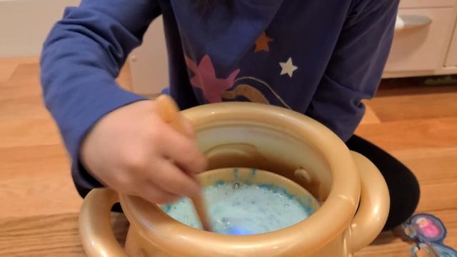 Magic Mixies Magical Misting Cauldron | Abby's Toy Chest Episode 02 смотреть онлайн