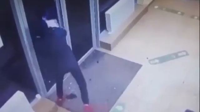 В Люберцах вор вскрыл банкомат, который оказался пустым. смотреть онлайн