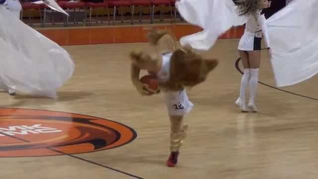 Группа поддержки БК "Урал". Танец с грифоном. смотреть онлайн