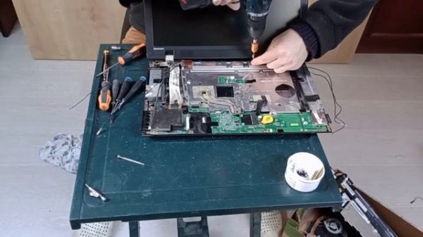 Lenovo ThinkPad L520 - disassembly replace - LCD screen motherboard keyboard palmrest bottom case.