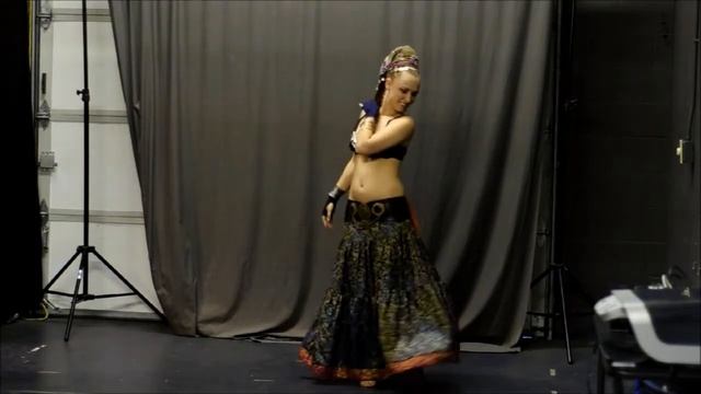 CiGi Belly Dancing to Shik Shak Shok смотреть онлайн