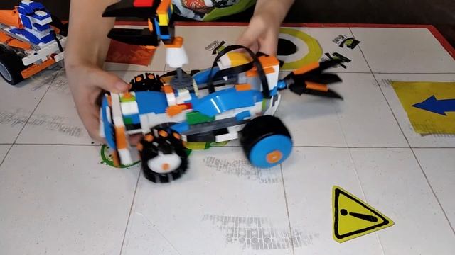 СОРЕВНОВАНИЕ РОБОТОВ по СУМО: робот Lego Boost против робота Apitor