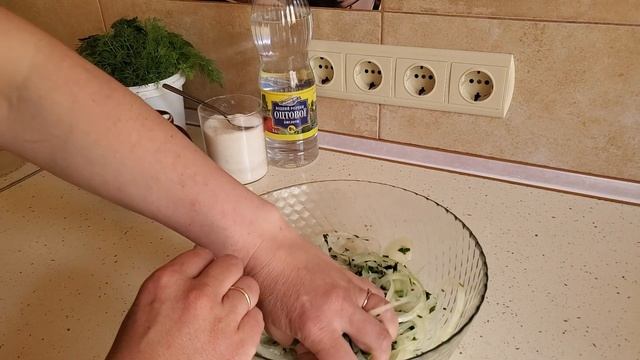 МАРИНОВАННЫЙ ЛУК НА ЛЮБОЙ ВКУС- 5 простых рецептов маринада для лука смотреть онлайн