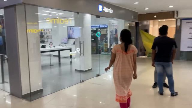 BEGGER Buying iPhone 14 Pro Max ? Gone *Shocking* ? Mall Se Nikal Diya смотреть онлайн