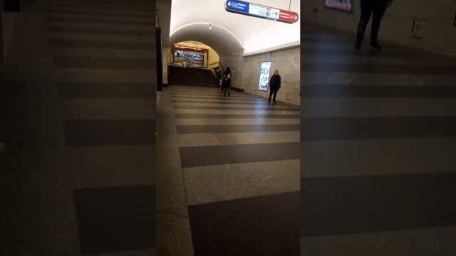 Бабка деньги зарабатывает на метро смотреть онлайн