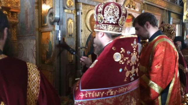 Архимандрит Серафим освящает мед на праздник смотреть онлайн