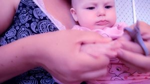 Стрижем ногти малышу. Как подстричь ногти новорожденному. Как подстричь ногти грудничку.