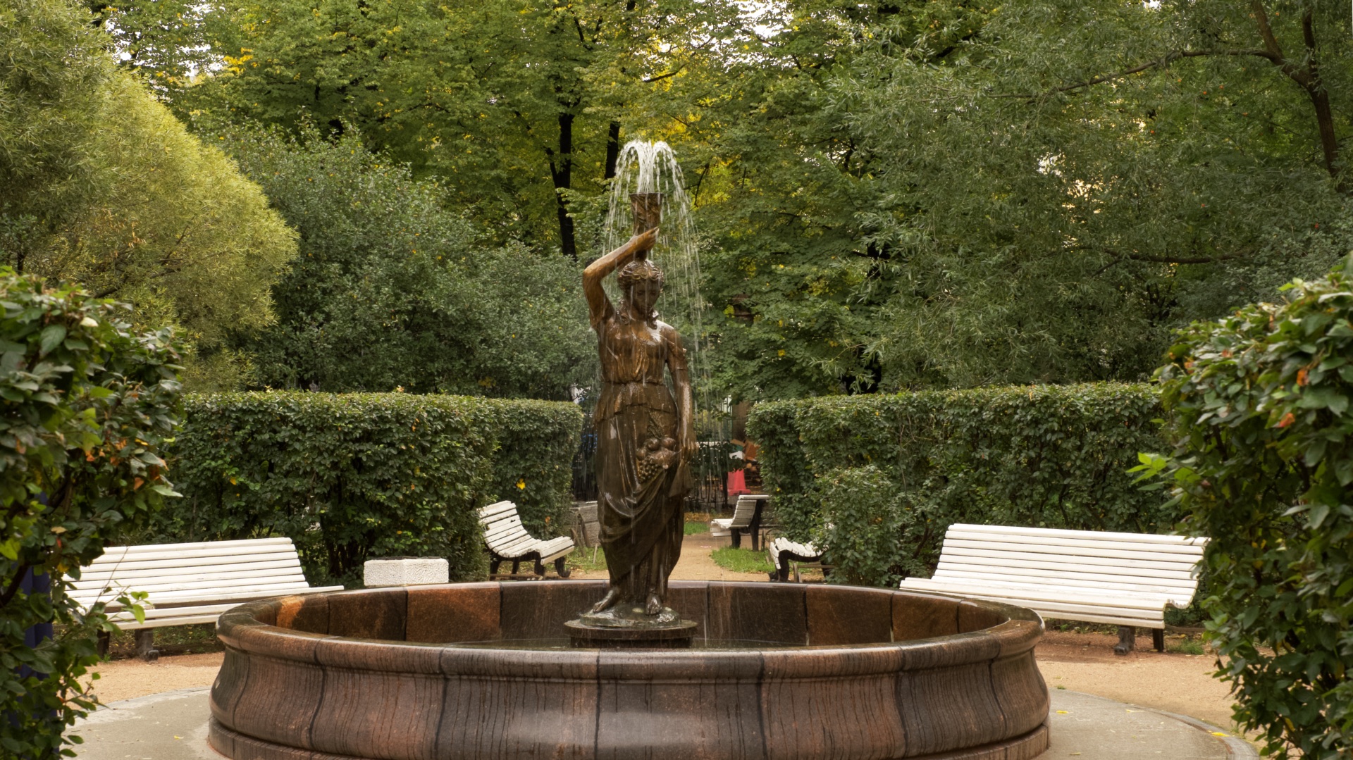 ?? Санкт-Петербург. Сад Сен-Жермен - уютное и тихое место во дворе Литейного проспекта. смотреть онлайн