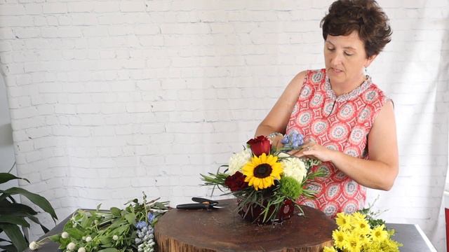 Compact Sunflower Picnic Arrangement! смотреть онлайн