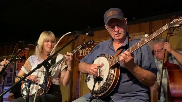 Carl Jackson and Ashley Campbell Singing A Trio Of Songs On Banjo And Guitar смотреть онлайн