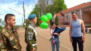 Встреча из армии. Очень трогательное видео! Возвращайтесь сыновья домой.