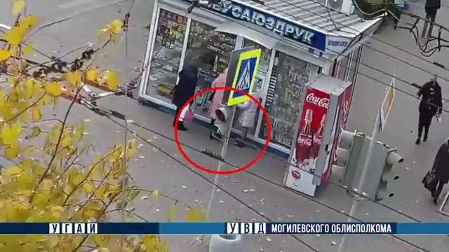 В Бобруйске ребенок попал под колеса автомобиля смотреть онлайн