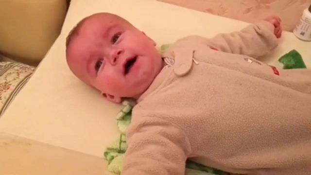 Малыш Бо смеётся первый раз ?Little Bo laughed for the first time funny baby смотреть онлайн