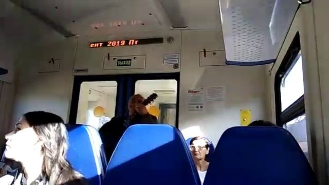 Поздравление пассажиров электрички "Батайск-Ростов" со днем города Донской столицы смотреть онлайн