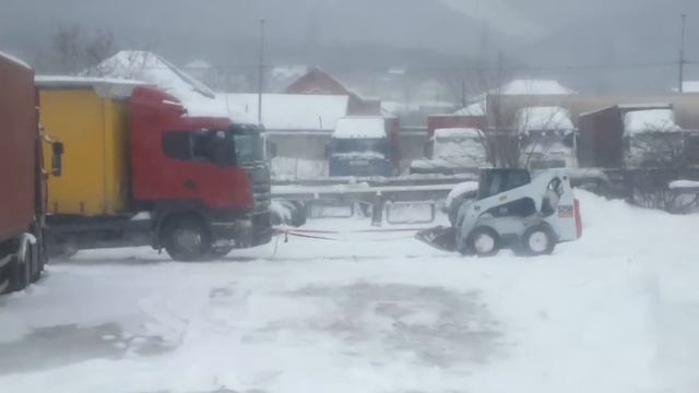 погрузчик тащит фуру(Новороссийск) смотреть онлайн