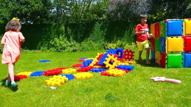 Катя и Макс играют с домиками из конструктора смотреть онлайн
